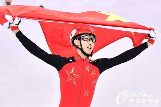 武大靖賽后披國(guó)旗慶祝勝利。